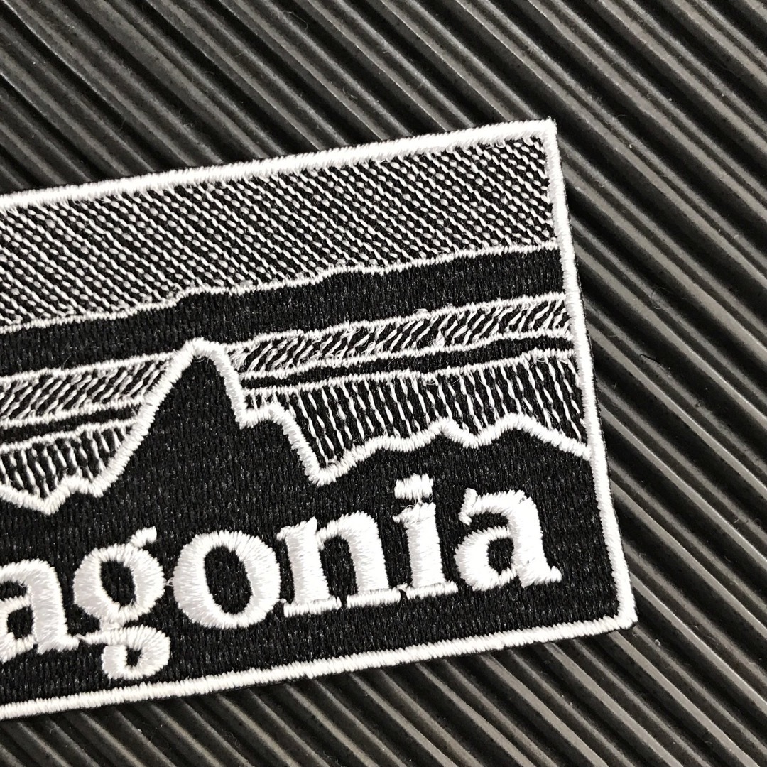 patagonia(パタゴニア)の90×48mm PATAGONIAフィッツロイ モノクロアイロンワッペン -68 ハンドメイドの素材/材料(各種パーツ)の商品写真