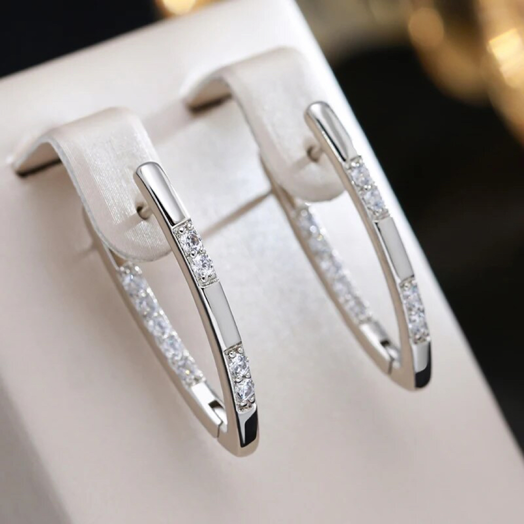 セール❣️【Silver Plated】V字 小粒ジルコン 変形 フープ ピアス レディースのアクセサリー(ピアス)の商品写真