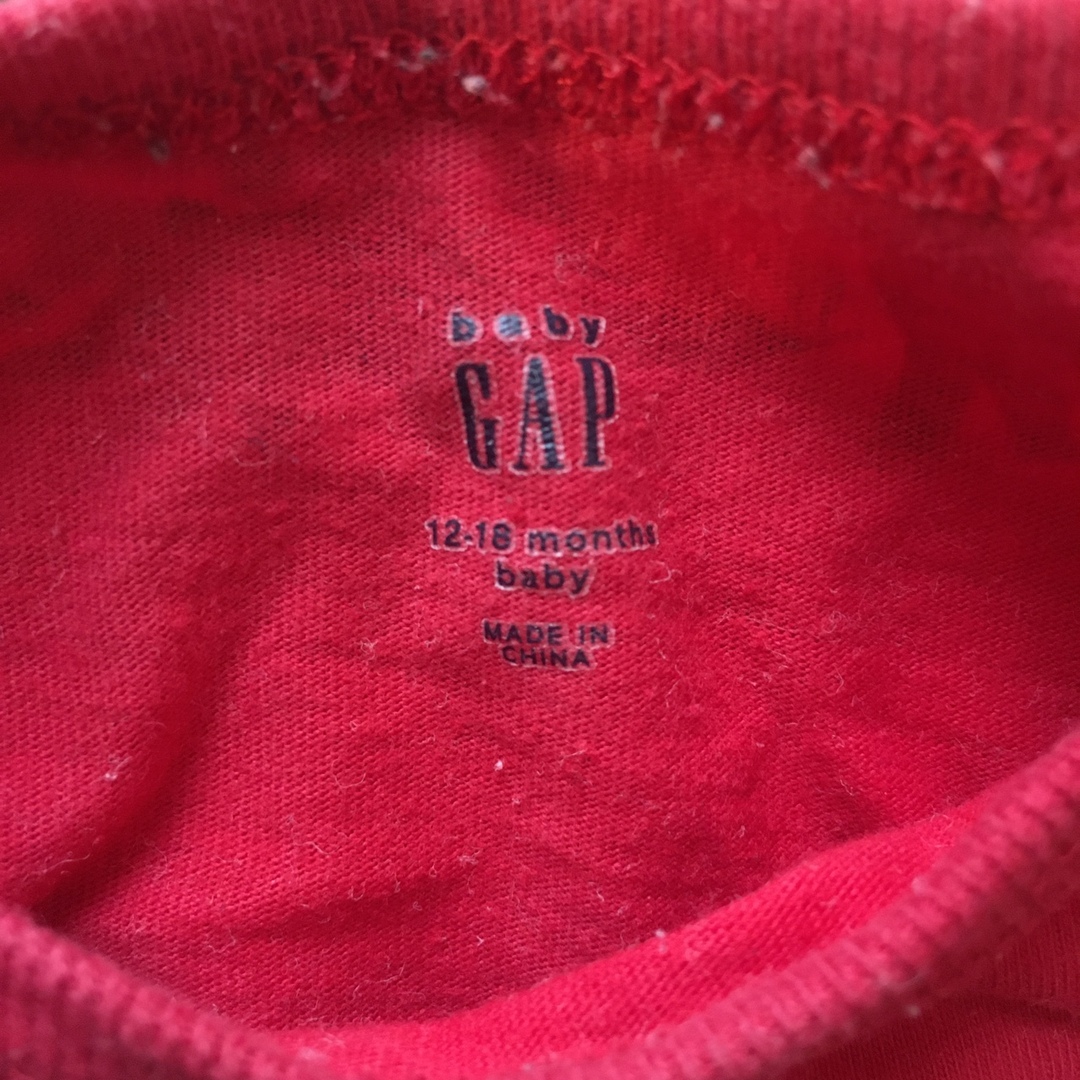 GAP(ギャップ)のギャップ　GAP 恐竜　赤　ロンパース　長袖　12-18 80 キッズ/ベビー/マタニティのベビー服(~85cm)(ロンパース)の商品写真