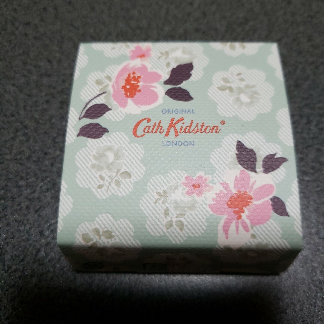 Cath Kidston(キャスキッドソン)のCath Kidstonリップバーム３個セット コスメ/美容のスキンケア/基礎化粧品(リップケア/リップクリーム)の商品写真