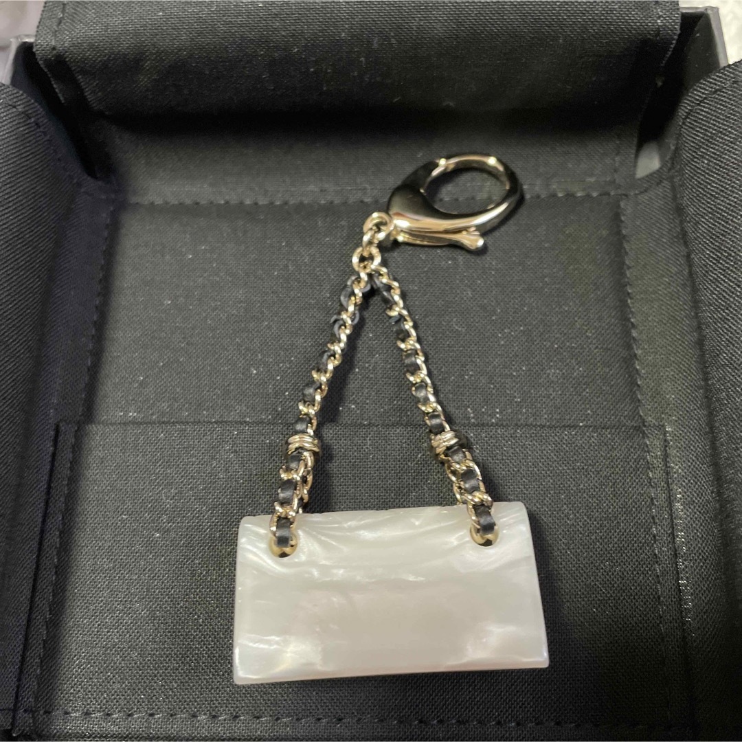 CHANEL(シャネル)の新品 シャネル CHANEL マトラッセ バッグ キーホルダー チャーム レディースのファッション小物(キーホルダー)の商品写真