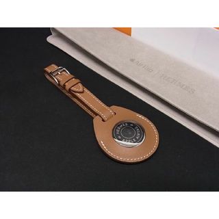 エルメス(Hermes)の■新品同様■ HERMES エルメス apple ヴォースイフト AirTag エアタグ 紛失防止タグ キーリング チャーム U刻印 2022年 ブラウン系 AU0349(その他)