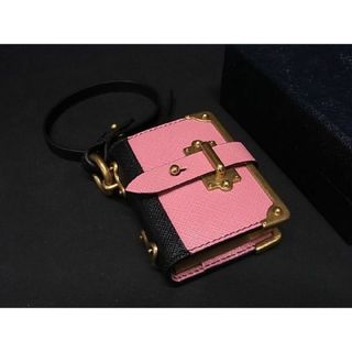 プラダ(PRADA)の■極美品■ PRADA プラダ レザー メモ帳 ブック型 キーホルダー バッグチャーム ピンク系 AP9706 (その他)