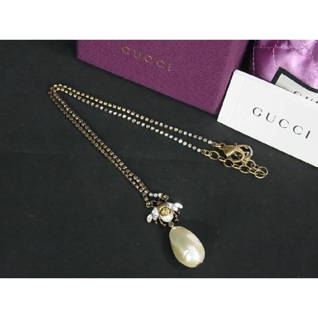 ■美品■ GUCCI グッチ インターロッキングG ビー パールチャーム ラインストーン ネックレス ペンダント アクセサリー ゴールド系 AV0134のサムネイル