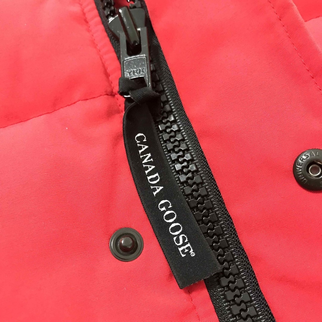 CANADA GOOSE(カナダグース)の最終値下げ　カナダグース　マクミラン　レッド　Ｓサイズ メンズのジャケット/アウター(ダウンジャケット)の商品写真