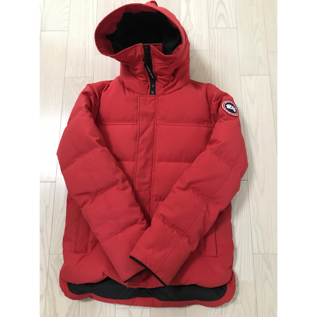 CANADA GOOSE(カナダグース)の最終値下げ　カナダグース　マクミラン　レッド　Ｓサイズ メンズのジャケット/アウター(ダウンジャケット)の商品写真