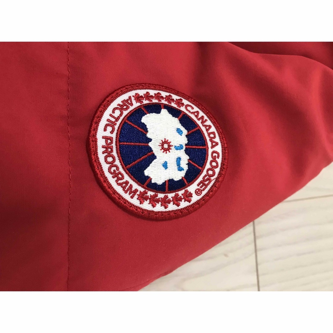 CANADA GOOSE(カナダグース)の最終値下げ　カナダグース　マクミラン　レッド　Ｓサイズ メンズのジャケット/アウター(ダウンジャケット)の商品写真