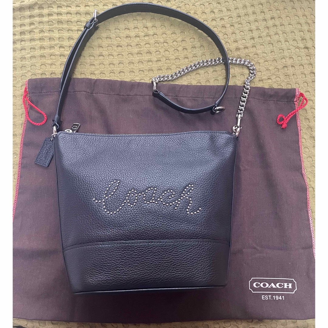 COACH(コーチ)のコーチcoachブラックレザーショルダーバッグ革チェーンシルバー美品スタッズロゴ レディースのバッグ(ショルダーバッグ)の商品写真