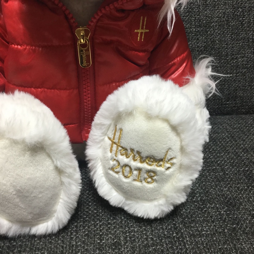 Harrods(ハロッズ)のハロッズ　クリスマスベア 2018年　オリバー エンタメ/ホビーのおもちゃ/ぬいぐるみ(ぬいぐるみ)の商品写真