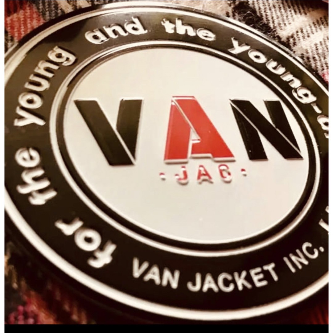 VAN Jacket(ヴァンヂャケット)の希少！VANアルミニウムステッカー凸凹プレス6cmマグネットタイプ 自動車/バイクの自動車(汎用パーツ)の商品写真