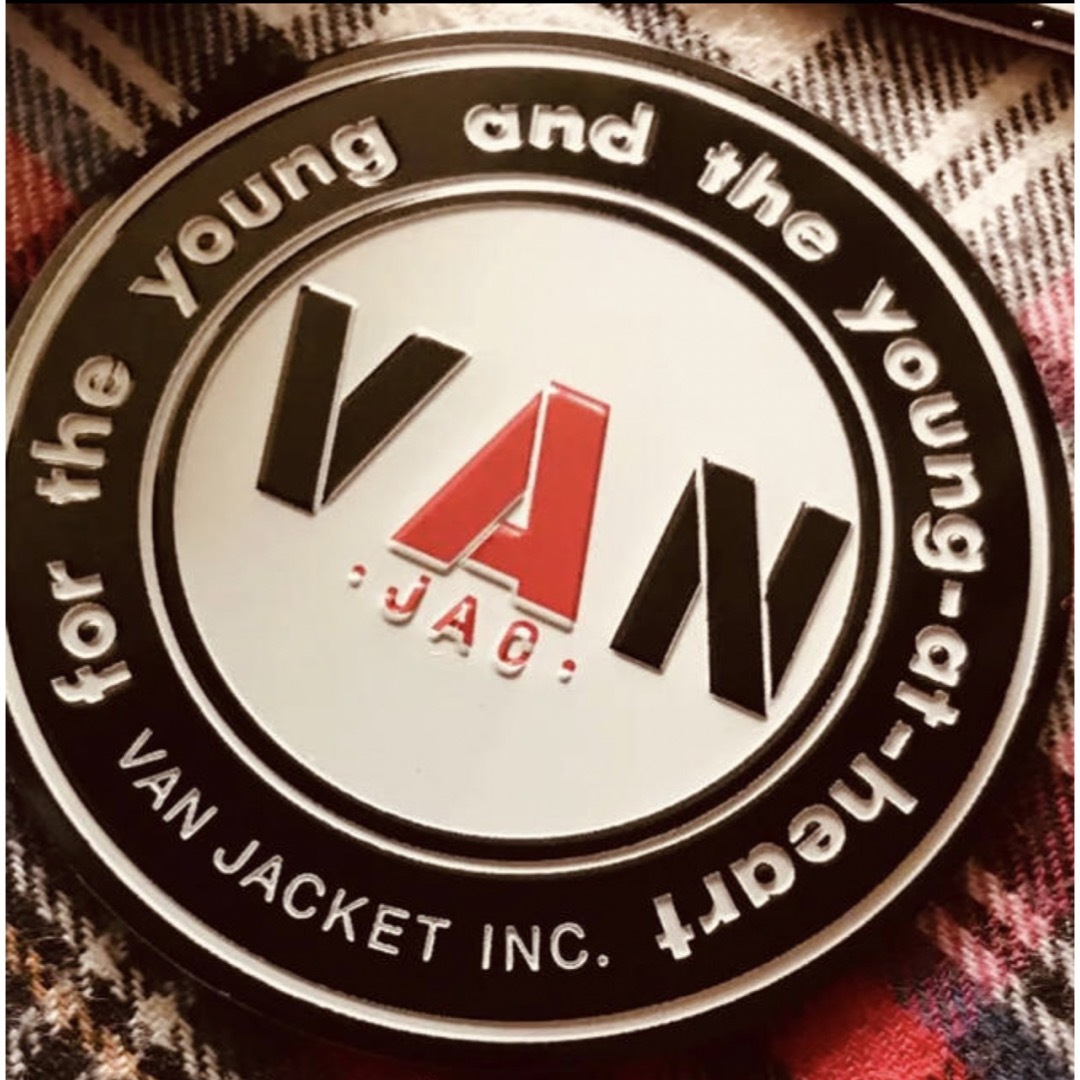 VAN Jacket(ヴァンヂャケット)の希少！VANアルミニウムステッカー凸凹プレス6cmマグネットタイプ 自動車/バイクの自動車(汎用パーツ)の商品写真