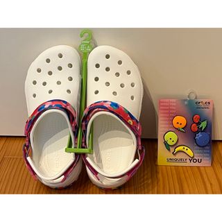 新品 クロックス crocs クラシック ハイカー ソーラライズド チャーム付き(サンダル)