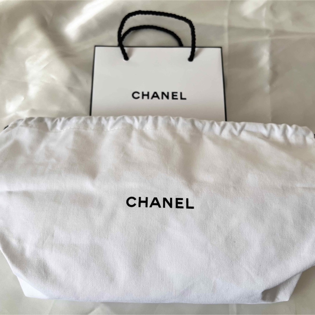 CHANEL(シャネル)のCHANEL ノベルティ巾着⭐︎おまけのミニ紙袋付き🎵 レディースのファッション小物(ポーチ)の商品写真