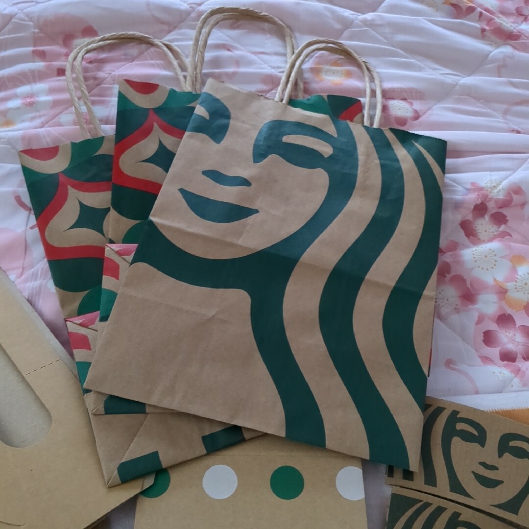 Starbucks(スターバックス)のスタバの紙袋、スリーブ、箱、ホルダー3セット レディースのバッグ(ショップ袋)の商品写真