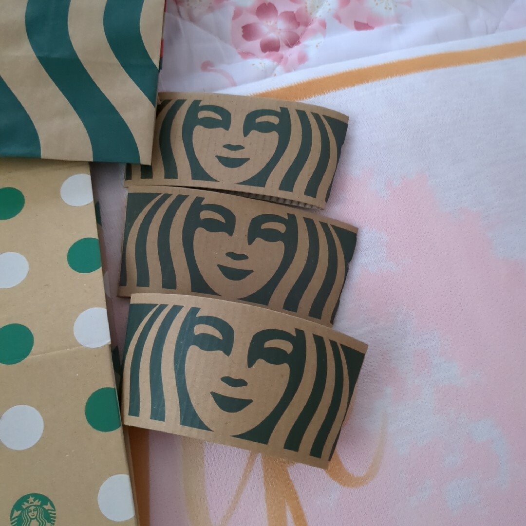 Starbucks(スターバックス)のスタバの紙袋、スリーブ、箱、ホルダー3セット レディースのバッグ(ショップ袋)の商品写真