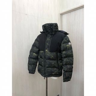 モンクレール(MONCLER)のモンクレール ダウンジャケット LAVEDAN フォレストプリント 1サイズ (ダウンジャケット)