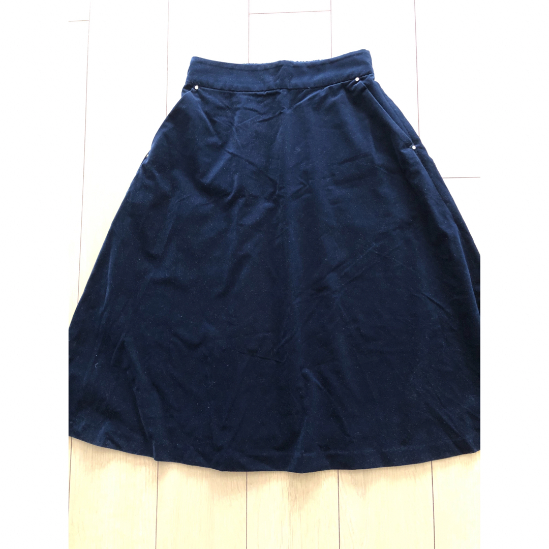 Feroux(フェルゥ)の◾️新品タグ無◾️オンワードのフレアスカート◾️紺色極細コーデュロイ レディースのスカート(ひざ丈スカート)の商品写真