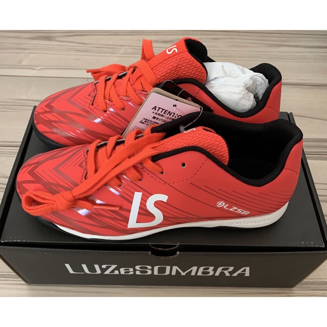 LUZ(ルース)の新品未使用LuzeSOMBRA TURF22.5cm スポーツ/アウトドアのサッカー/フットサル(シューズ)の商品写真
