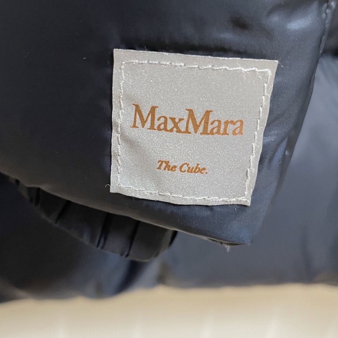Max Mara(マックスマーラ)のマックスマーラ　キューブ　ネイビーダウンコート　サイズ40  美品 レディースのジャケット/アウター(ダウンコート)の商品写真