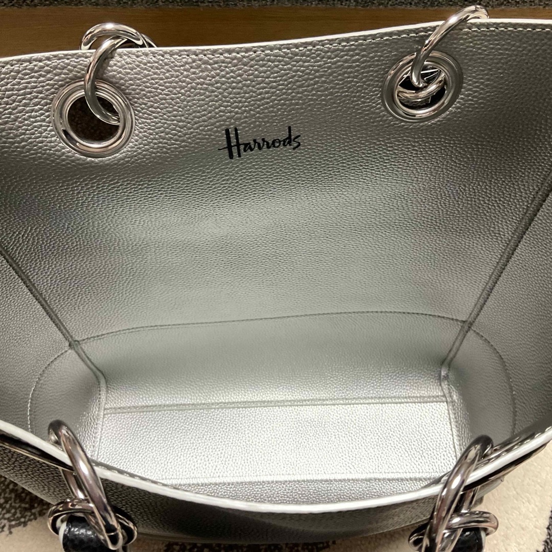 Harrods(ハロッズ)のハロッズ  リバーシブルトートバッグ　ブラック×シルバー レディースのバッグ(トートバッグ)の商品写真