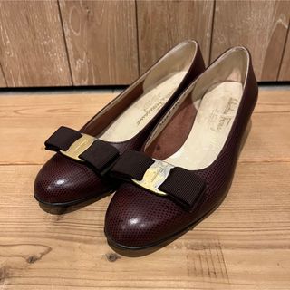 サルヴァトーレフェラガモ(Salvatore Ferragamo)のSalvatore Ferragamo レザー パンプス ヴァラ　サイズ6C　(ハイヒール/パンプス)