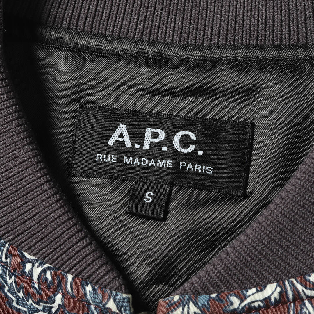 A.P.C(アーペーセー)のA.P.C. アーペーセー ジャケット サイズ:S 近年モデル ペイズリー プリント パテッド ボンバー ジャケット アウター ジップ ブルゾン MA-1 中わた ブラウン ブルー 【メンズ】【中古】【美品】 メンズのジャケット/アウター(ブルゾン)の商品写真