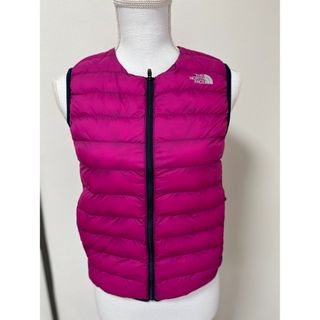 ノースフェイス(THE NORTH FACE) ダウンベスト(レディース)（レッド