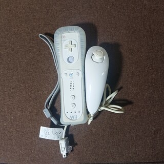 ウィー(Wii)のWii リモコン ヌンチャクセット白 ホワイト シリコンカバー付  任天堂純正品(家庭用ゲーム機本体)