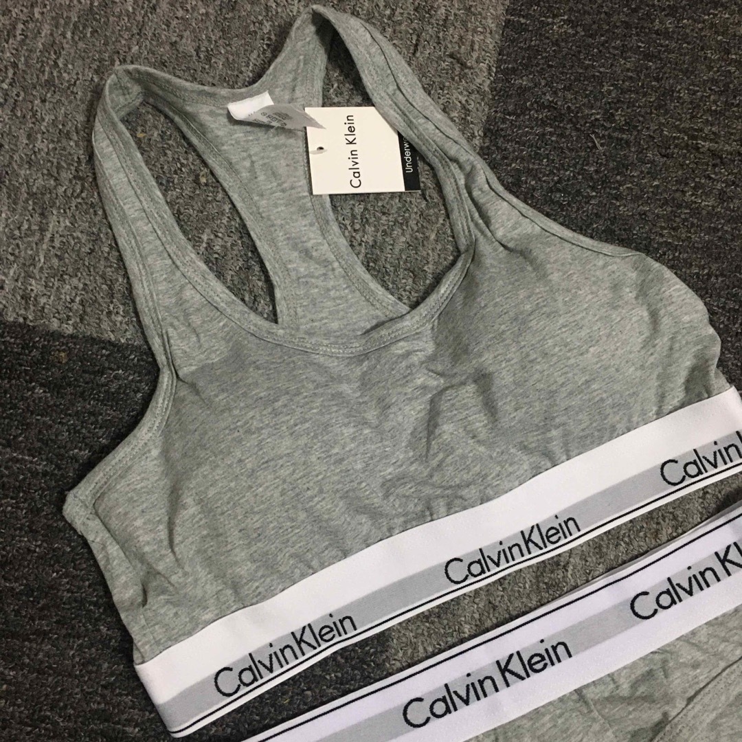 Calvin Klein(カルバンクライン)のカルバンクライン　レディース　上下セット　スポブラ&ショーツ　灰　下着　Mサイズ レディースの下着/アンダーウェア(ブラ&ショーツセット)の商品写真