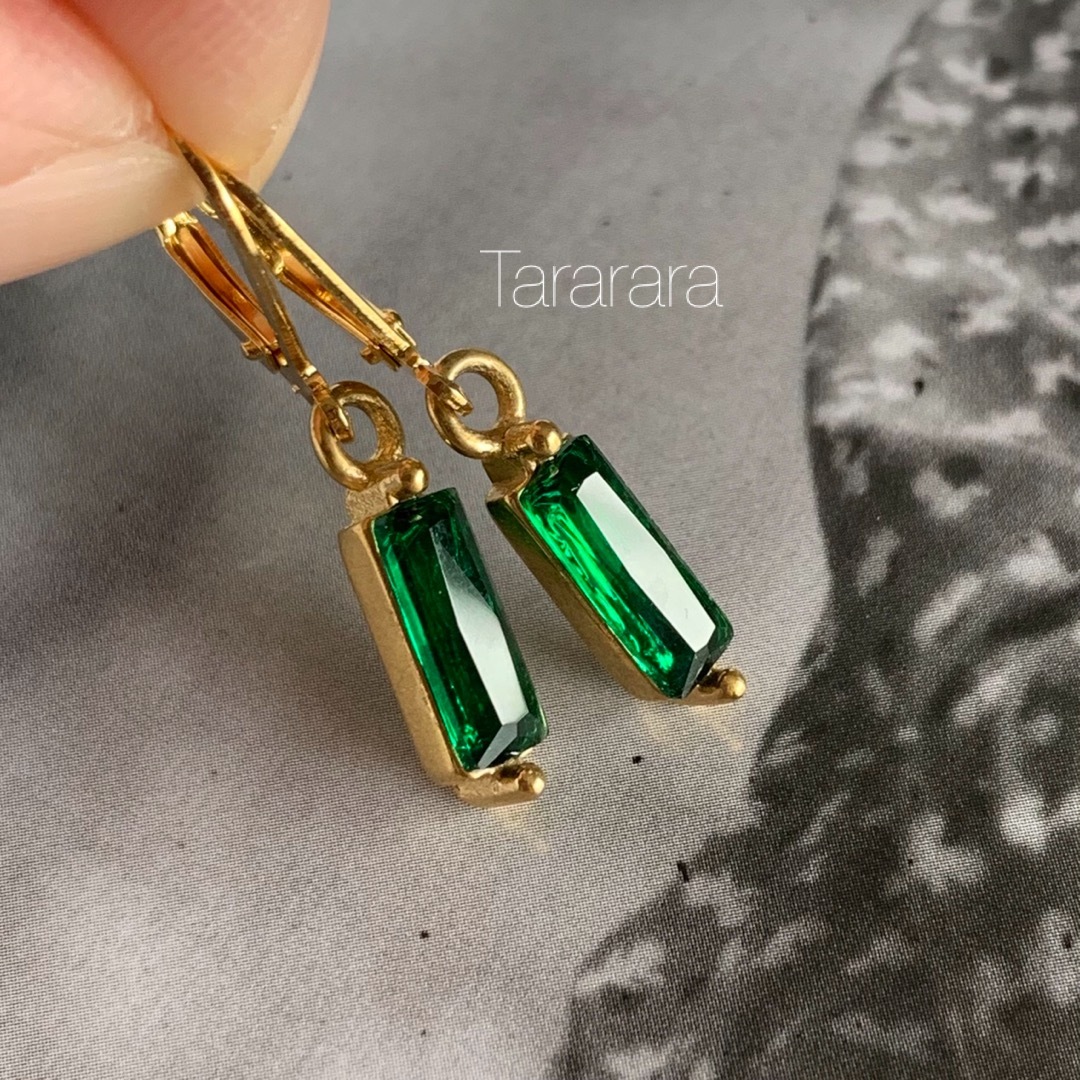 ●stainless rectangleCzピアスgreen●金属アレルギー対応 レディースのアクセサリー(ピアス)の商品写真