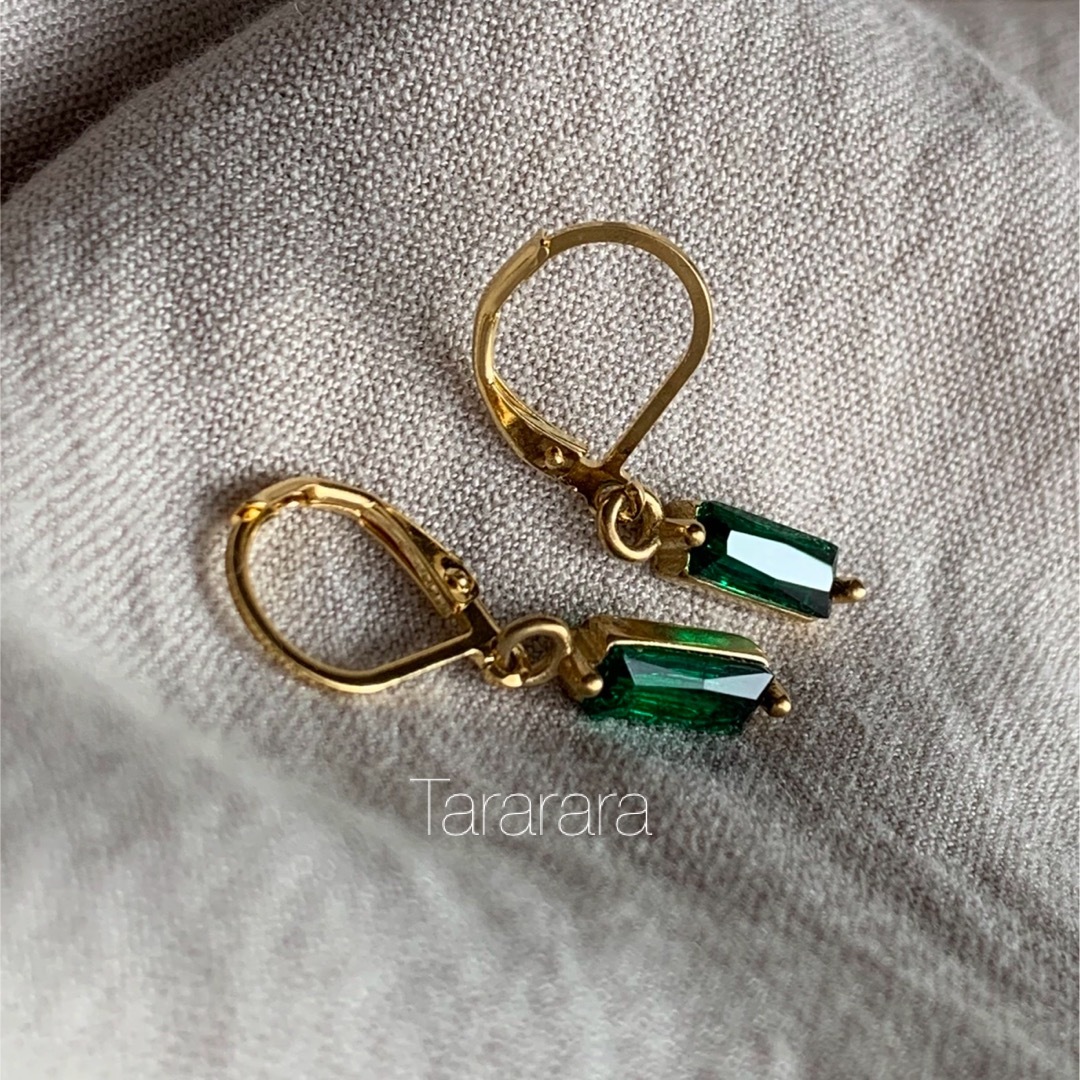 ●stainless rectangleCzピアスgreen●金属アレルギー対応 レディースのアクセサリー(ピアス)の商品写真