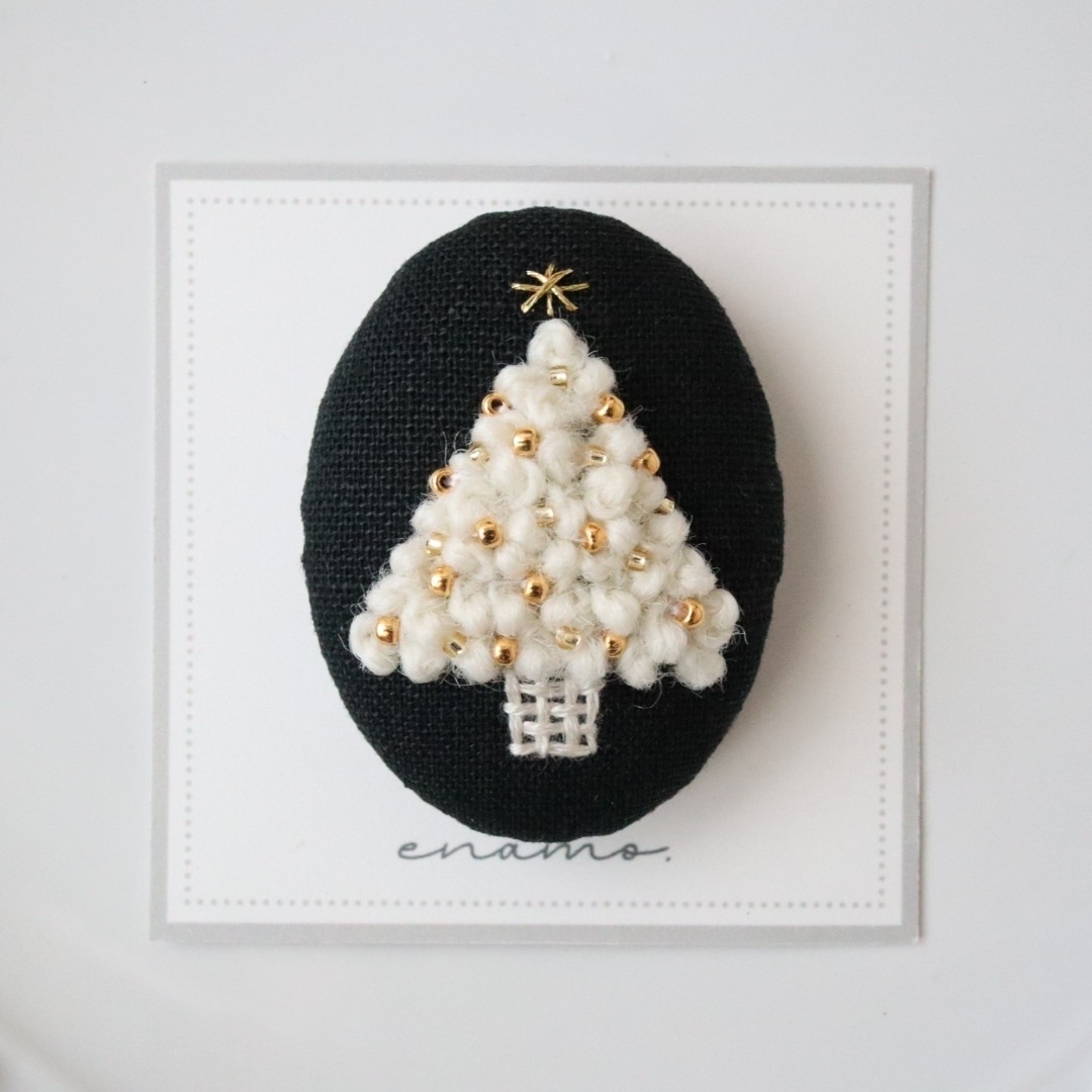 No.195　ふわもこなクリスマスツリー　刺繍ブローチ ハンドメイドのアクセサリー(コサージュ/ブローチ)の商品写真