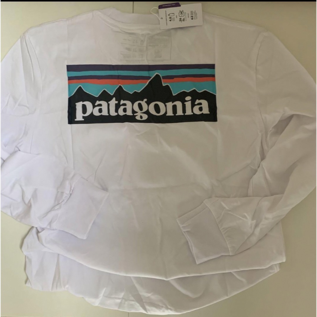 新品 patagonia パタゴニア ロンT P-6LOGO ホワイト　XL メンズのトップス(Tシャツ/カットソー(七分/長袖))の商品写真