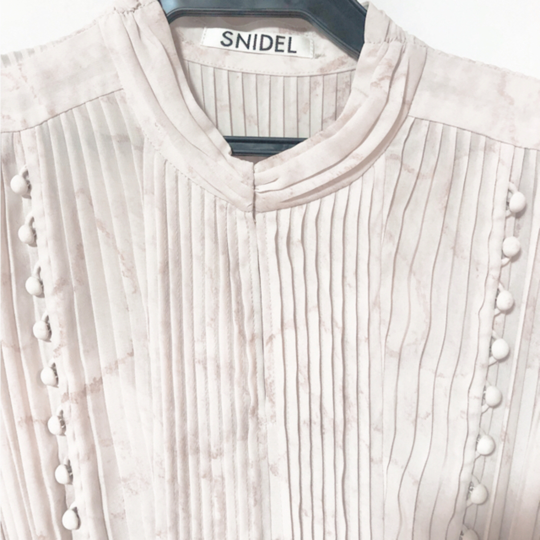 SNIDEL(スナイデル)のSNIDEL プリーツロングワンピース ピンクベージュ レディースのワンピース(ロングワンピース/マキシワンピース)の商品写真