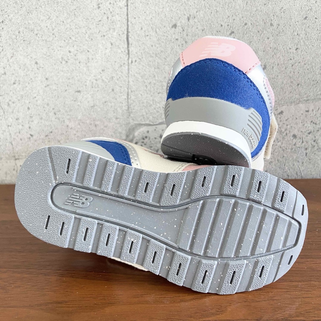 New Balance(ニューバランス)の【新品】15センチ ピンク×クリーム ニューバランス スニーカー キッズ キッズ/ベビー/マタニティのキッズ靴/シューズ(15cm~)(スニーカー)の商品写真
