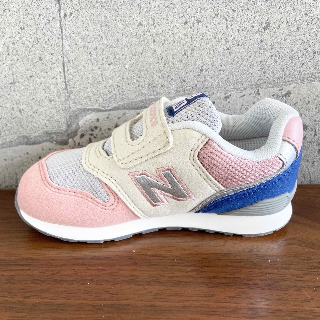 New Balance(ニューバランス)の【新品】14センチ ピンク×クリーム ニューバランス スニーカー キッズ キッズ/ベビー/マタニティのベビー靴/シューズ(~14cm)(スニーカー)の商品写真