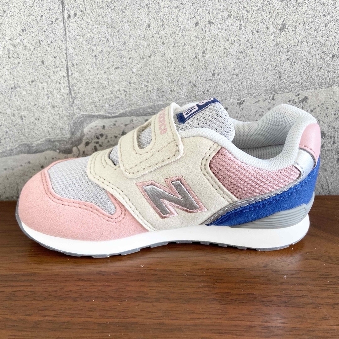 New Balance(ニューバランス)の【新品】13.5センチ ピンク×クリーム ニューバランス スニーカー キッズ キッズ/ベビー/マタニティのベビー靴/シューズ(~14cm)(スニーカー)の商品写真