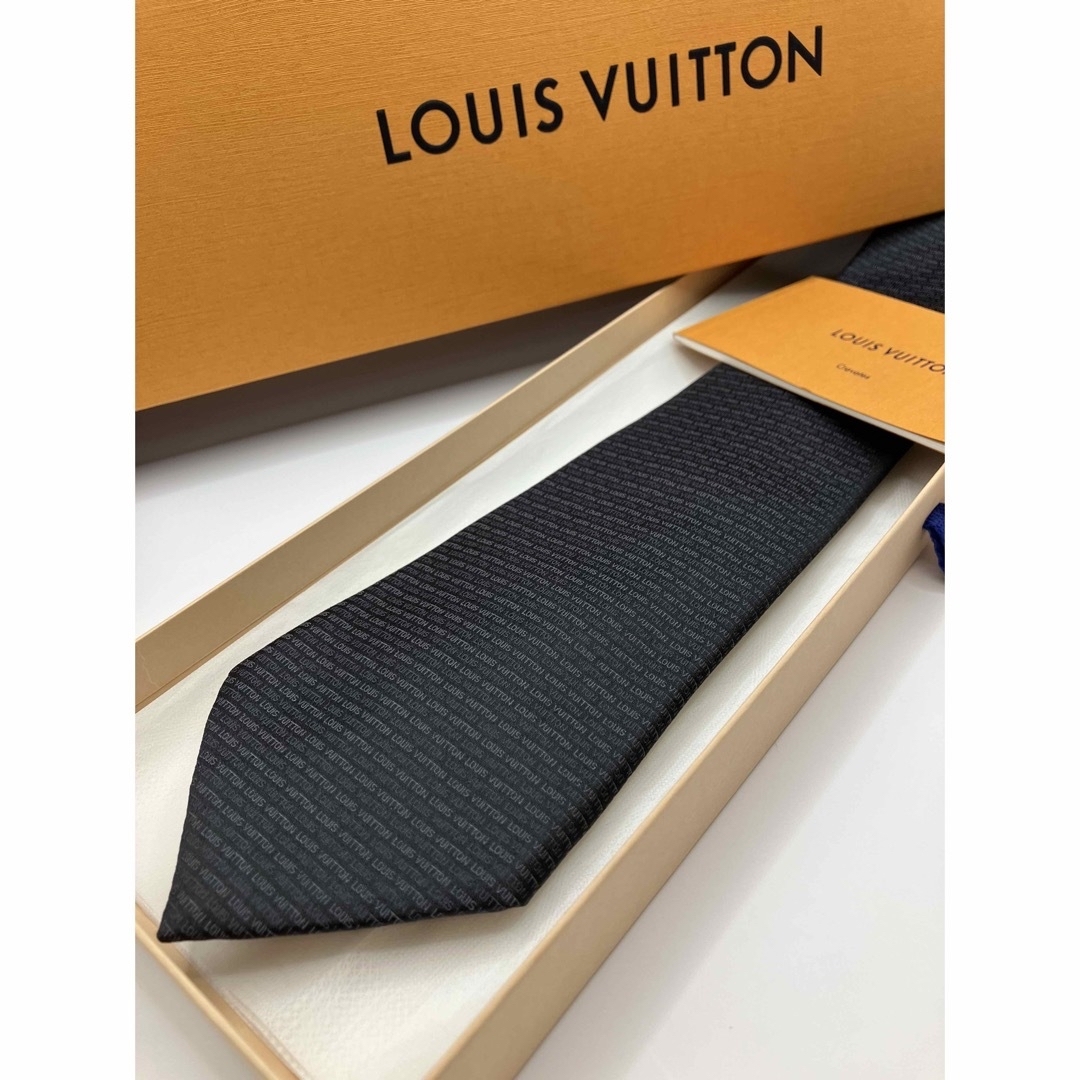 LOUIS VUITTON(ルイヴィトン)の【ルイ・ヴィトン】LOUIS VUITTONロゴネクタイ×NOIR(ブラック) メンズのファッション小物(ネクタイ)の商品写真