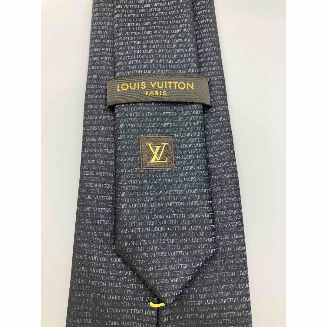 LOUIS VUITTON(ルイヴィトン)の【ルイ・ヴィトン】LOUIS VUITTONロゴネクタイ×NOIR(ブラック) メンズのファッション小物(ネクタイ)の商品写真