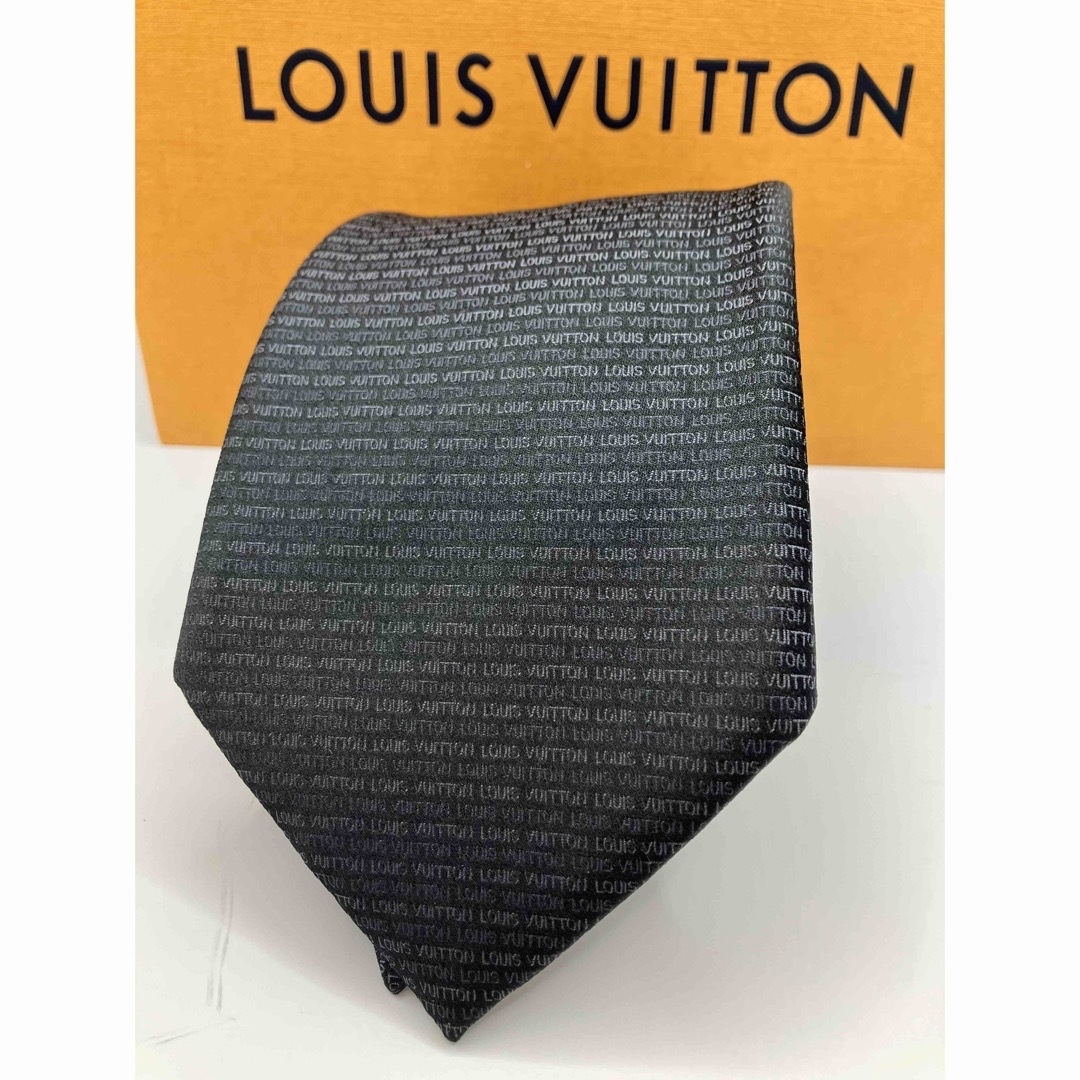 LOUIS VUITTON(ルイヴィトン)の【ルイ・ヴィトン】LOUIS VUITTONロゴネクタイ×NOIR(ブラック) メンズのファッション小物(ネクタイ)の商品写真