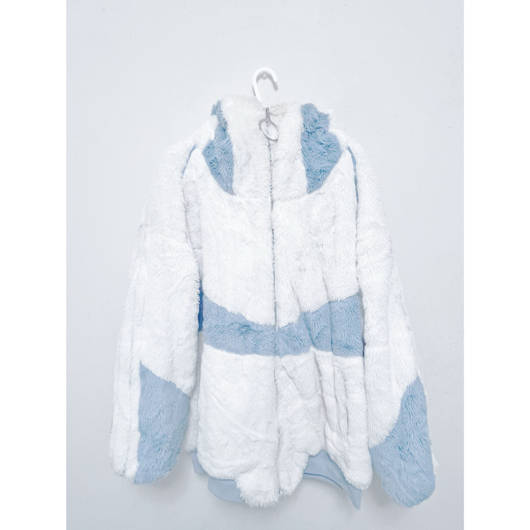 REFLEM(レフレム)のREFLEM ファー ブルゾン ホワイト×ブルー レディースのジャケット/アウター(毛皮/ファーコート)の商品写真