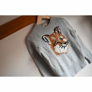 メゾンキツネ(MAISON KITSUNE')のmaisonkitsune head foxロゴニット　グレー(ニット/セーター)