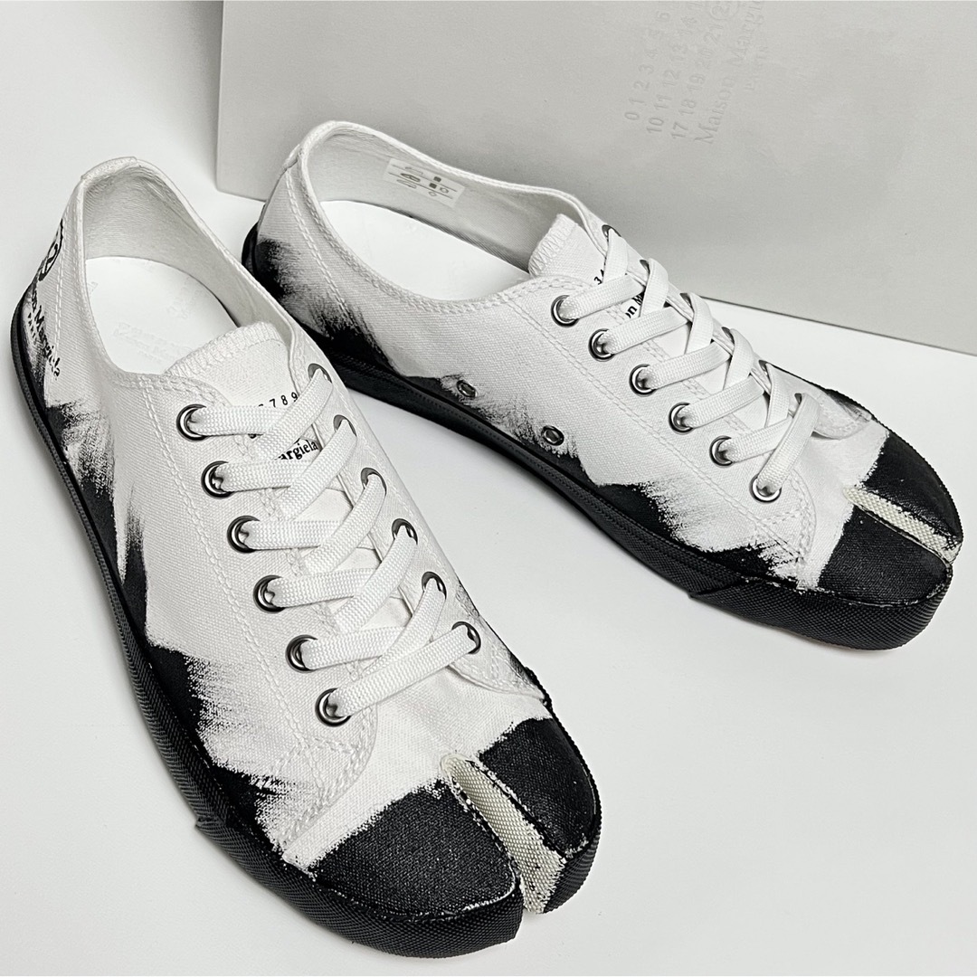 Maison Martin Margiela(マルタンマルジェラ)の42 新品 メゾンマルジェラ Tabi タビ ペイント 加工 スニーカー 足袋 メンズの靴/シューズ(スニーカー)の商品写真