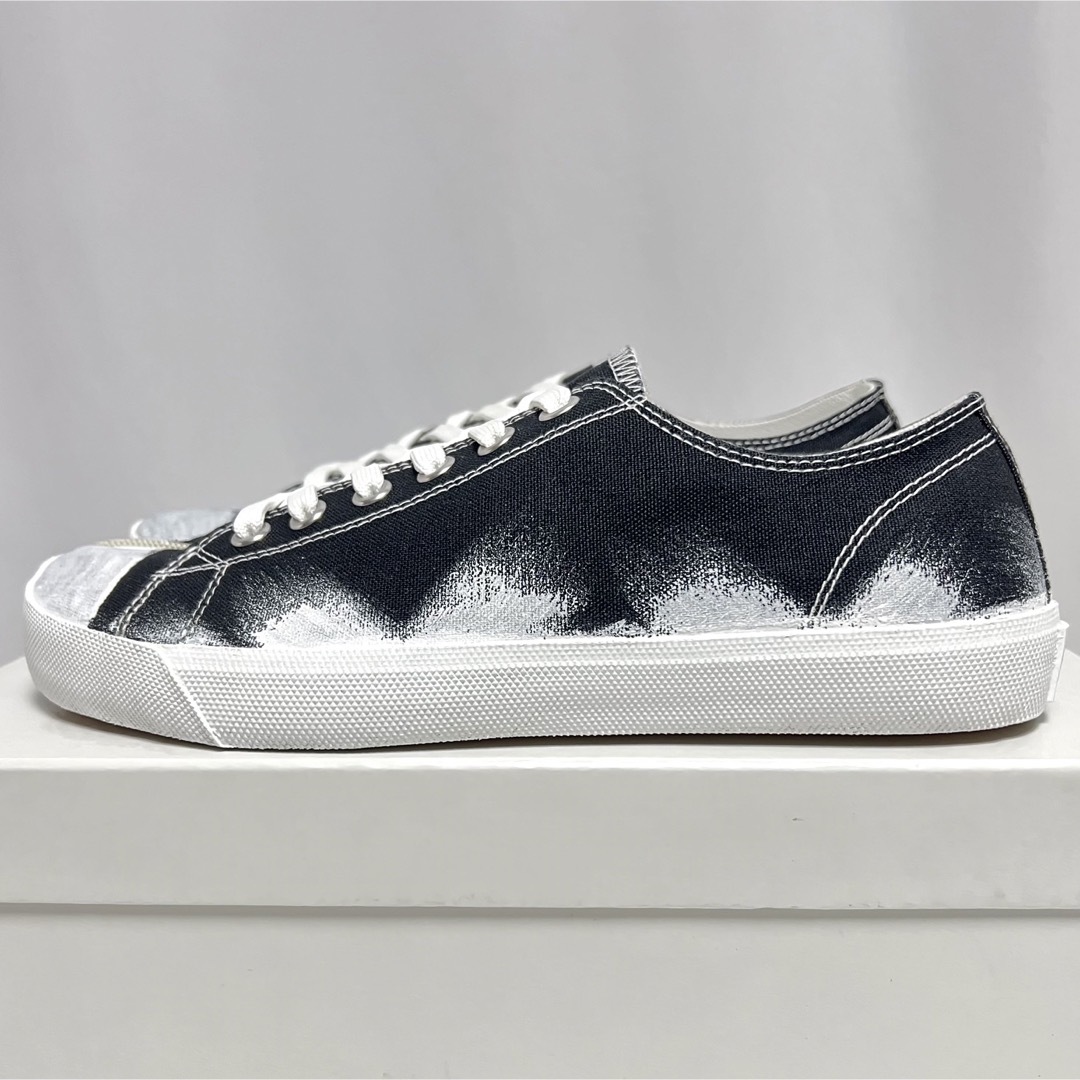 Maison Martin Margiela(マルタンマルジェラ)の42 新品 メゾンマルジェラ Tabi タビ ペイント 加工 スニーカー 足袋 メンズの靴/シューズ(スニーカー)の商品写真