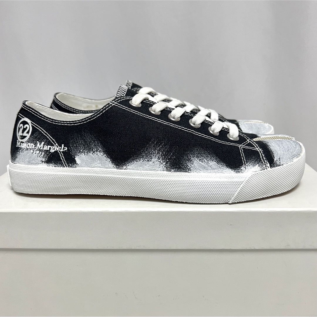 Maison Martin Margiela(マルタンマルジェラ)の42 新品 メゾンマルジェラ Tabi タビ ペイント 加工 スニーカー 足袋 メンズの靴/シューズ(スニーカー)の商品写真