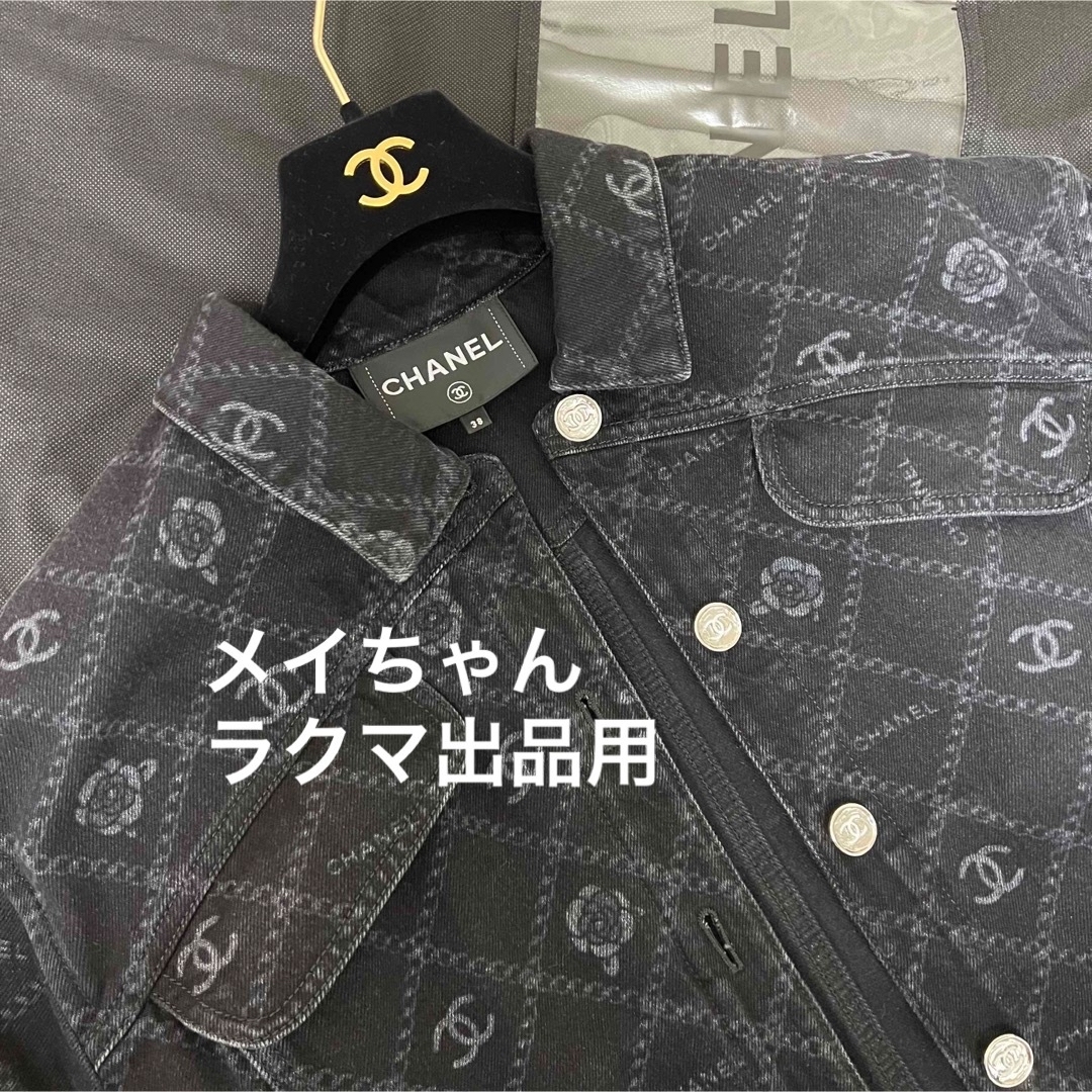 CHANEL(シャネル)の【新品未使用】シャネル　23A ココマーク カメリア プリントデニム 38 レディースのジャケット/アウター(Gジャン/デニムジャケット)の商品写真