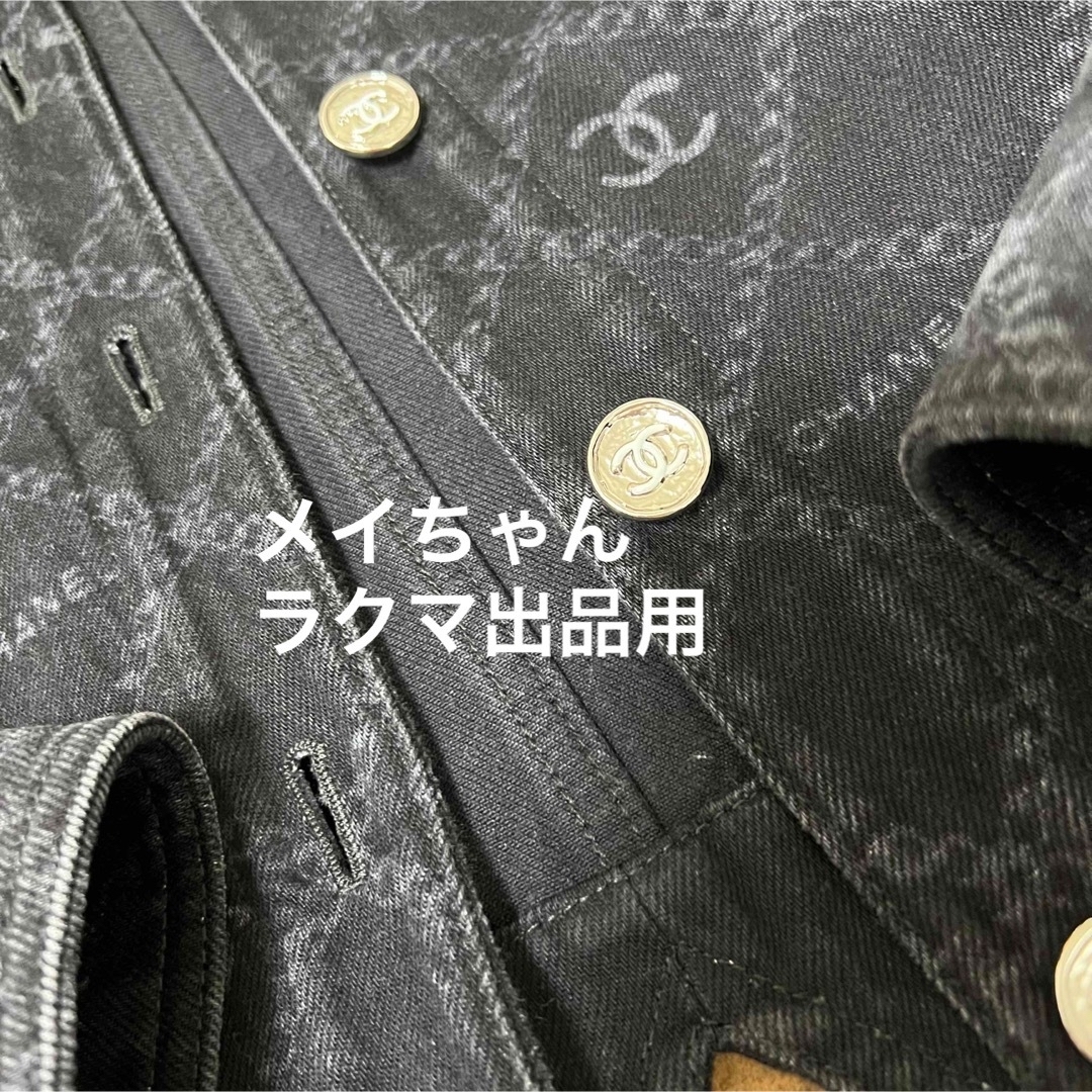 CHANEL(シャネル)の【新品未使用】シャネル　23A ココマーク カメリア プリントデニム 38 レディースのジャケット/アウター(Gジャン/デニムジャケット)の商品写真