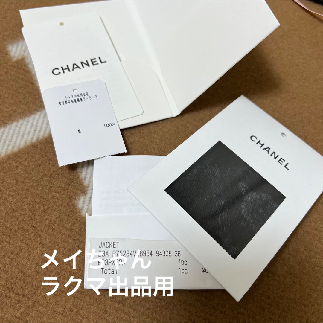 CHANEL(シャネル)の【新品未使用】シャネル　23A ココマーク カメリア プリントデニム 38 レディースのジャケット/アウター(Gジャン/デニムジャケット)の商品写真