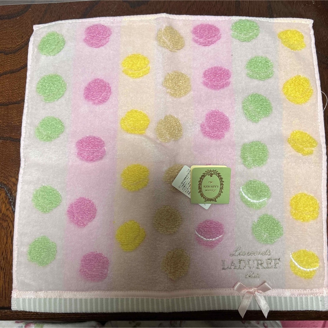 LADUREE(ラデュレ)の新品未使用　ラデュレ　タオルハンカチ レディースのファッション小物(ハンカチ)の商品写真