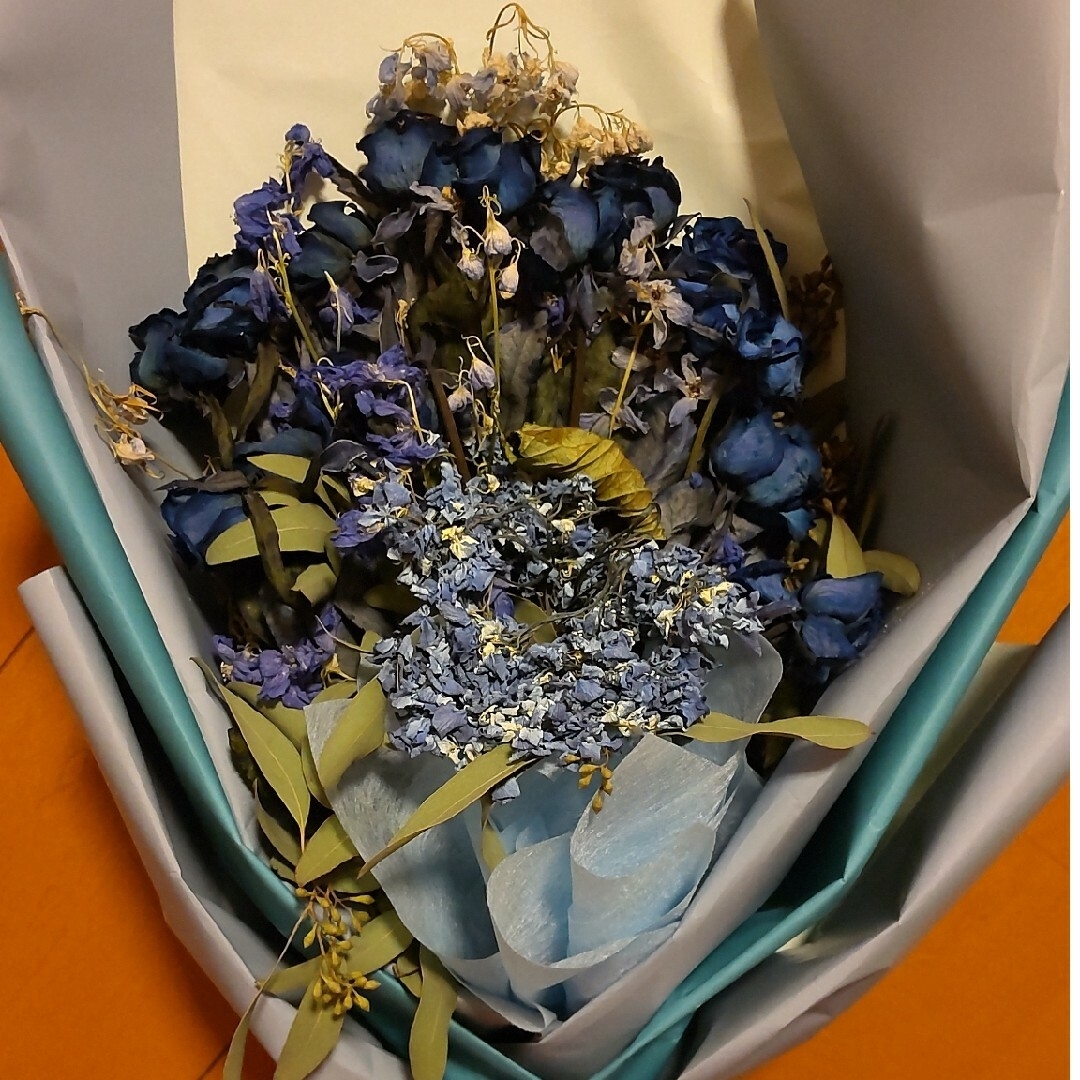 青いバラ　ブルーローズ　花束　ドライフラワー　ブーケ　アレンジメント　花束 ハンドメイドのフラワー/ガーデン(ドライフラワー)の商品写真